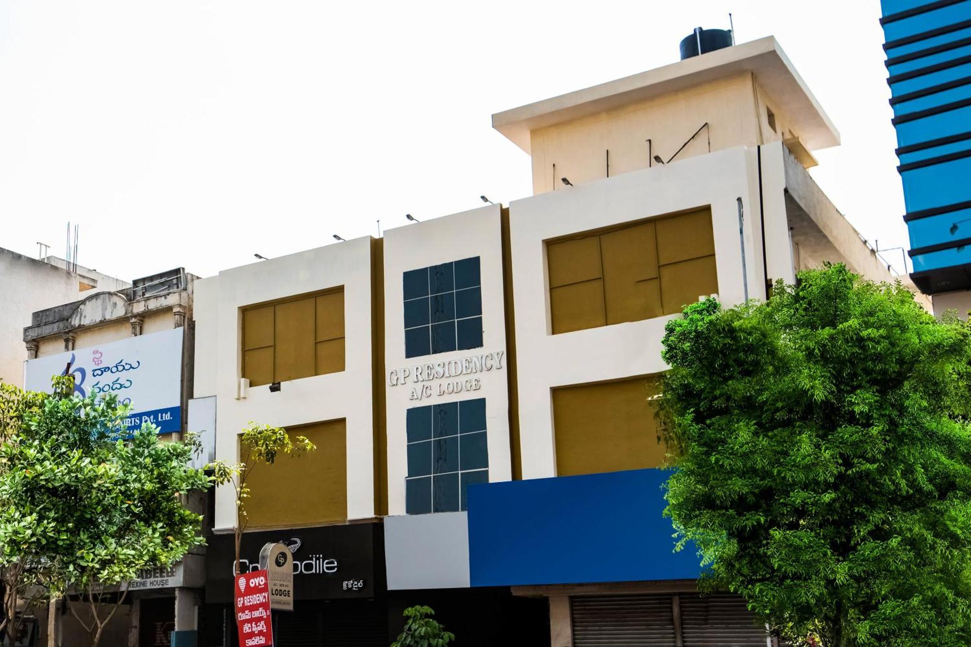 OYO 37146 G P Residency Kākināda Exterior foto