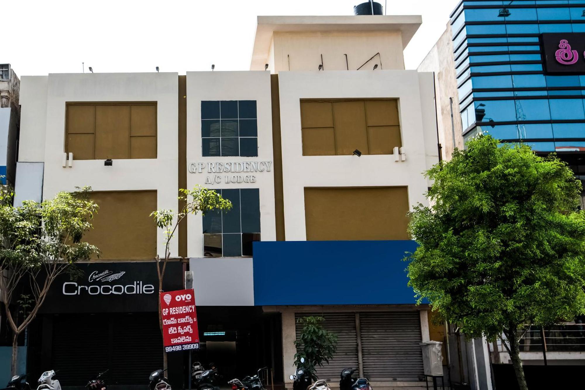 OYO 37146 G P Residency Kākināda Exterior foto