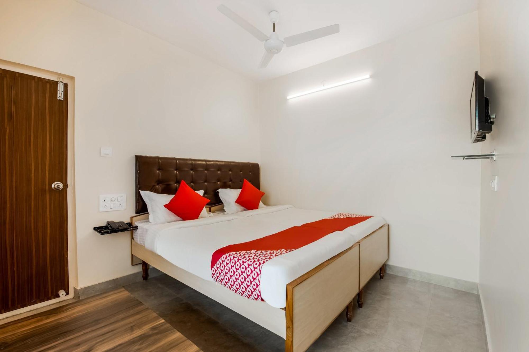 OYO 37146 G P Residency Kākināda Exterior foto